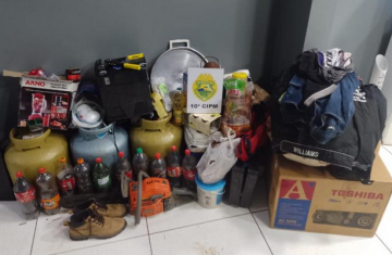 Porto Barreiro - Após furtar residência, bandidos abandonam veículo com os produtos furtados